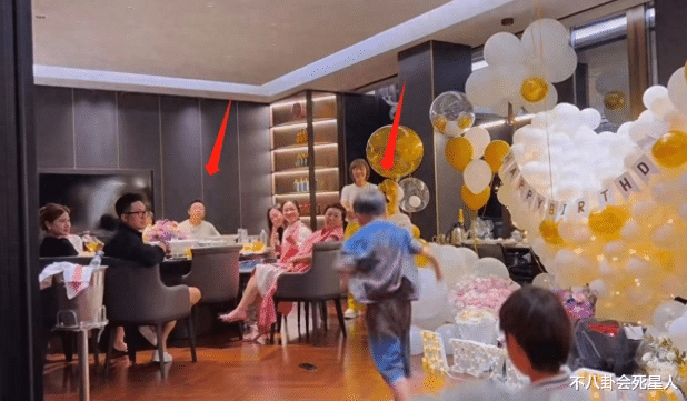 黄渤家宴排场大!妻子小欧罕见露面显年轻,全家人共用一张脸