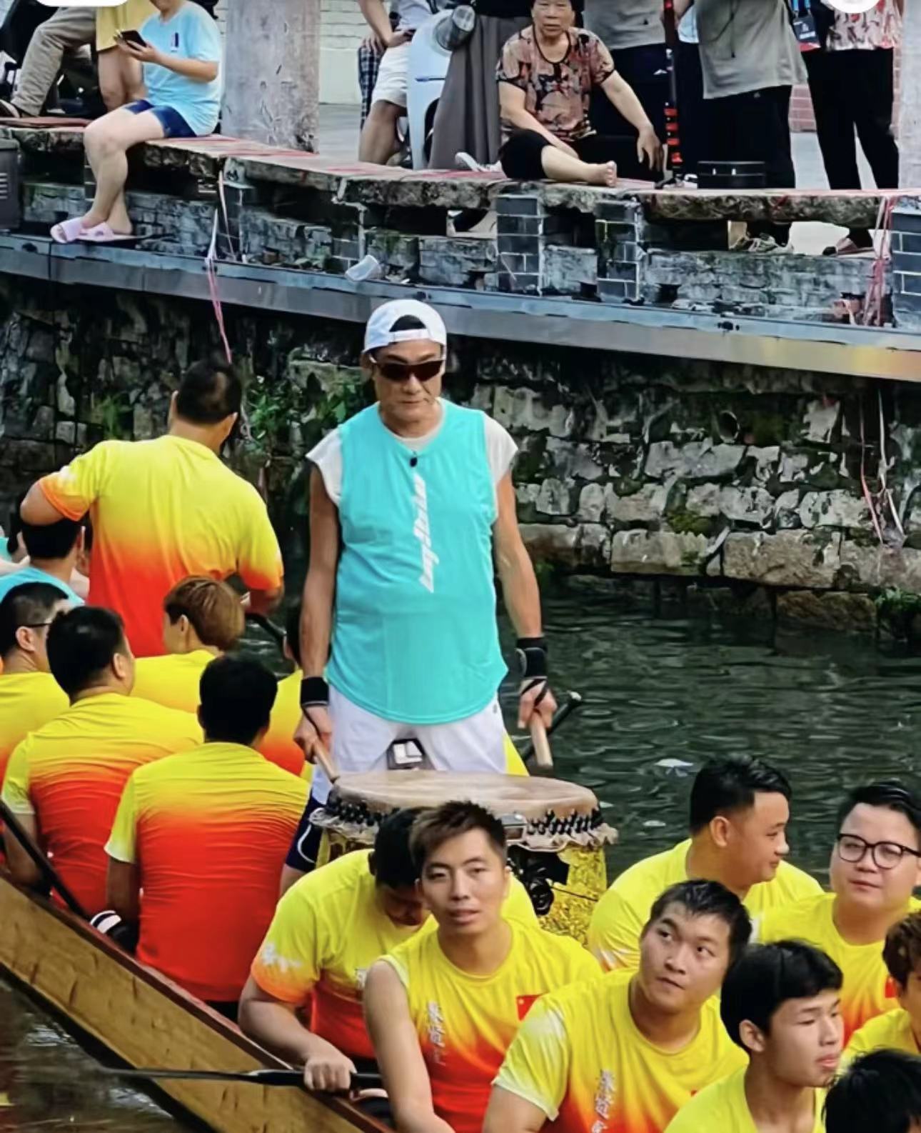 梁家辉|65岁梁家辉现身内地农村！卖力赛龙舟被搀扶，张嘴大口喘气显疲态