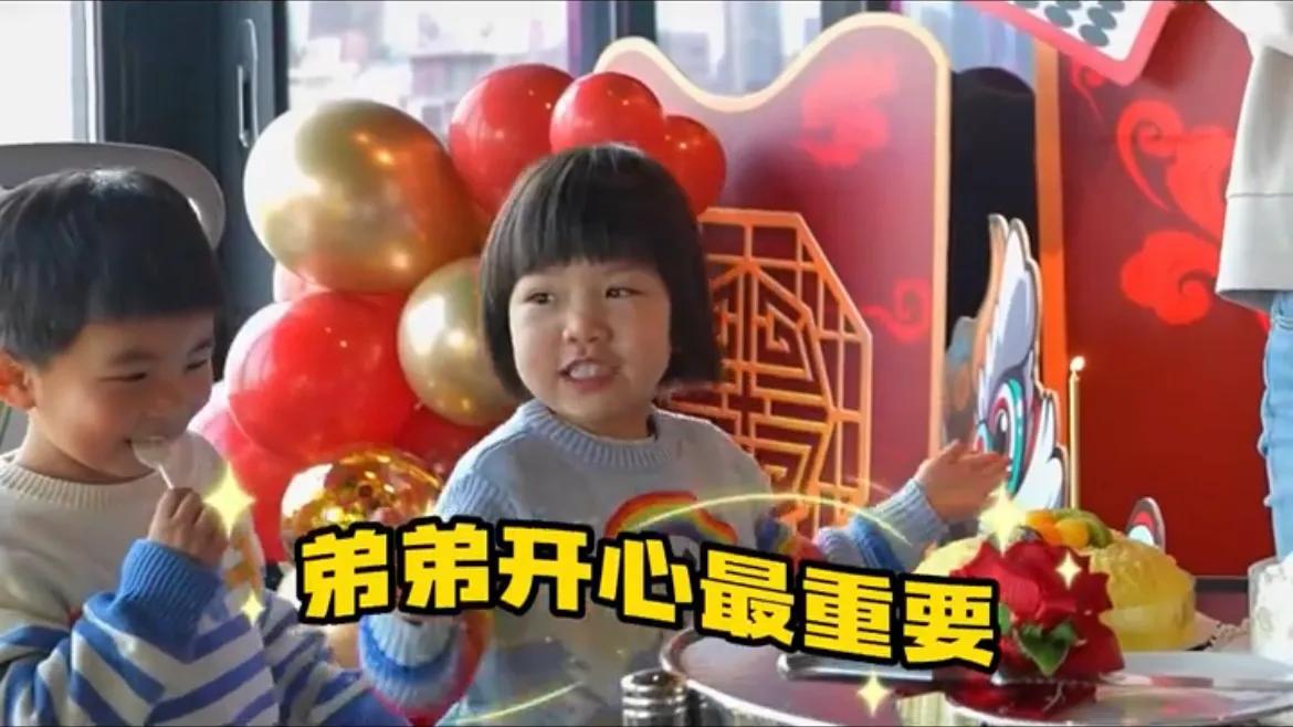 吴敏霞|吴敏霞为二胎儿子庆祝周岁，安安抓周选了球，4岁女儿成气氛担当