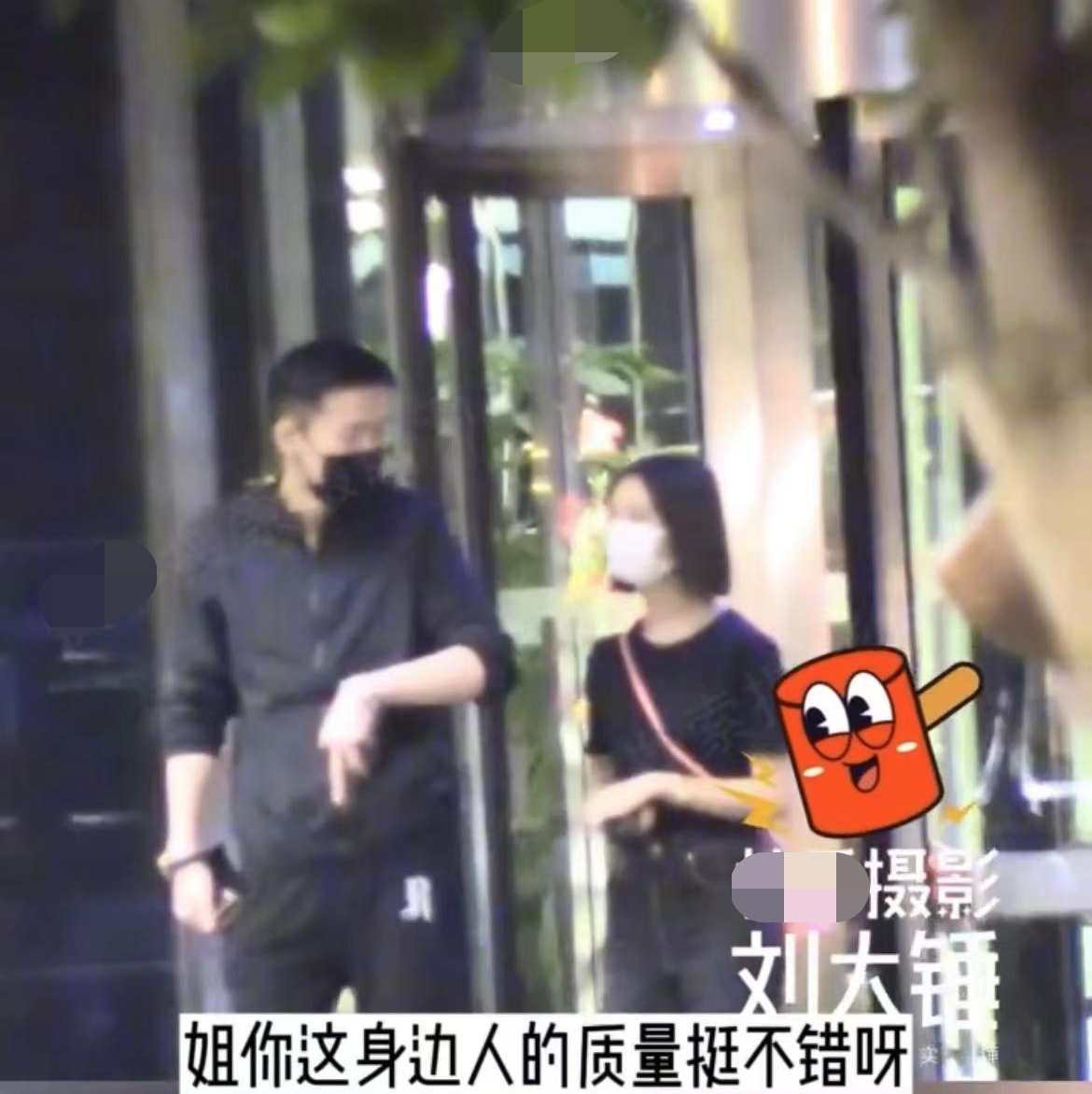 清纯小花深夜见中年男!男方头秃戴金表,主动肌肤接触饭后送上车