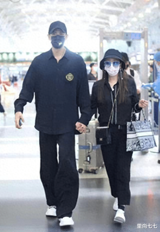 经超祖孙三代同框，大6岁老婆打扮嫩女儿像模特，老妈眼神有杀气