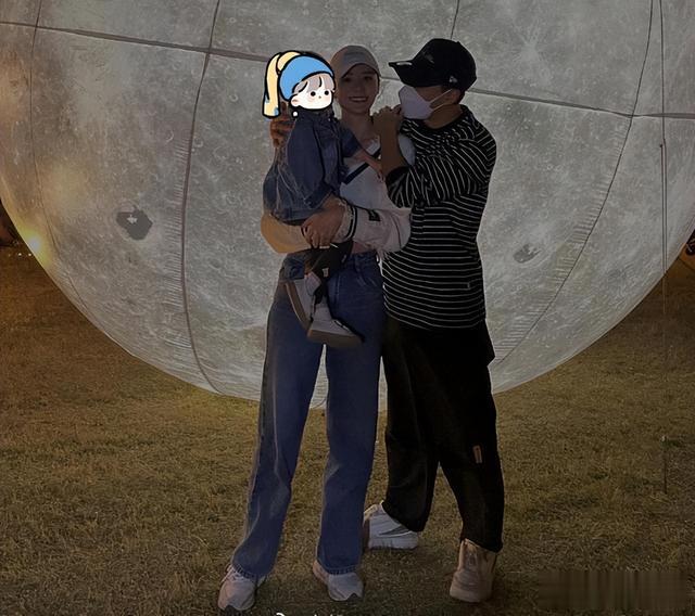 林峯陪家人游玩展现幸福时光，妻子张馨月辣妈身材引网友喊话二胎