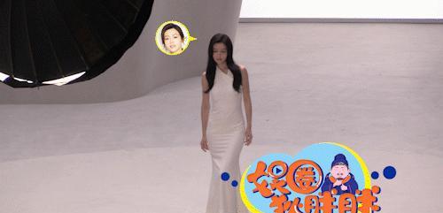 文咏珊被曝在机场吼路人很没礼貌穿白色鱼尾裙拍广告气场十足