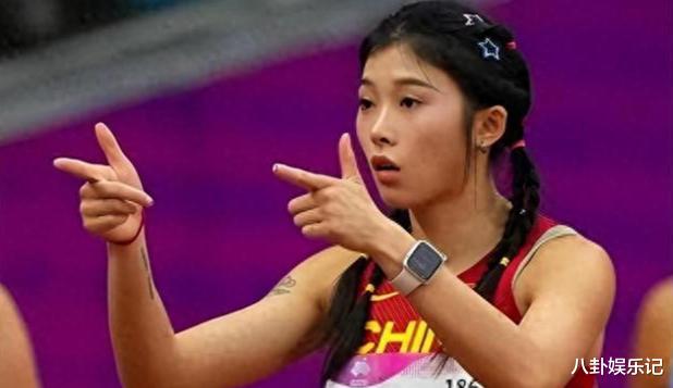 跨栏女神吴艳妮又起风波！巴黎度假摆拍依旧满脸不屑，网友群嘲：没啥出息