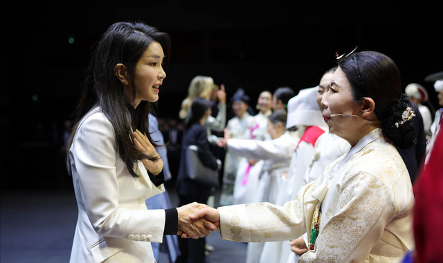 韩国夫人访问荷兰第二天!穿黑白配闪耀音乐会,荷兰王后斗篷赢了