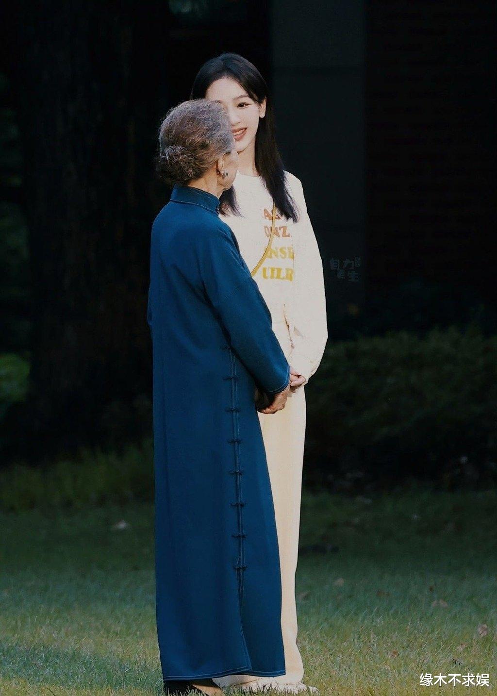 30岁杨紫《承欢记》路透，举止穿搭女强人范，眼部大片淤青引争议