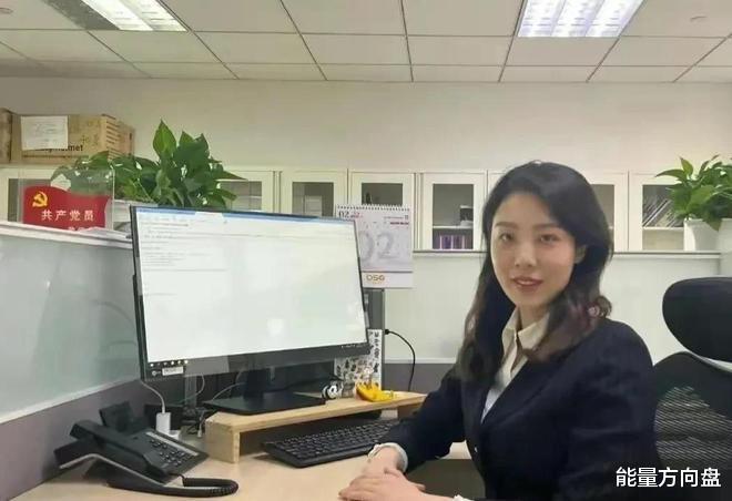 国企 起底与国企负责人亲密牵手的漂亮女子，211本硕毕业，曾是丑小鸭