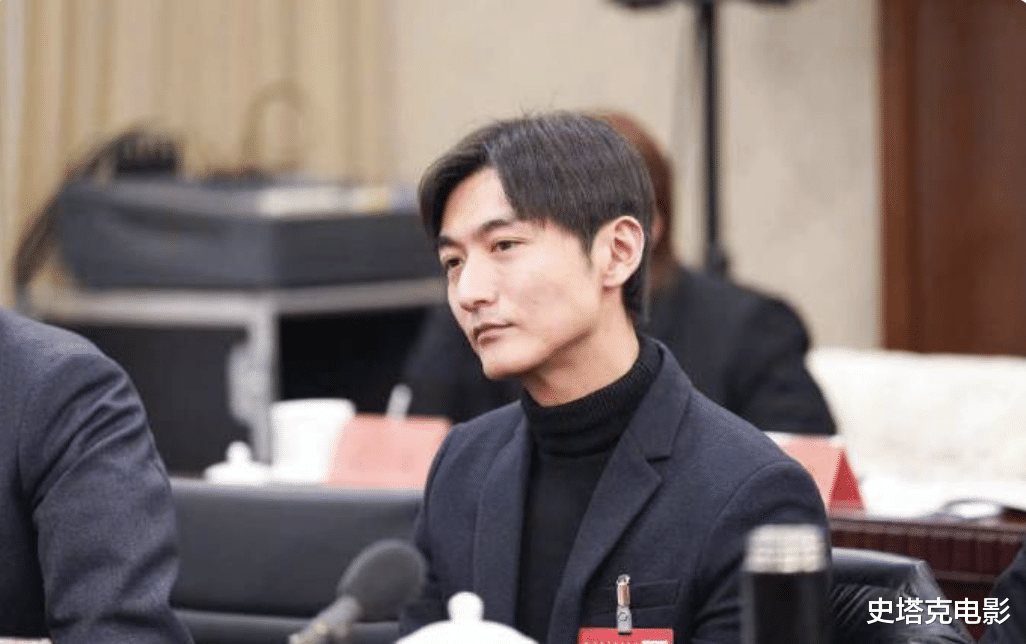 众星上新闻联播:黄渤坐在刘德华黄晓明前面!而坐C位的却是这两位