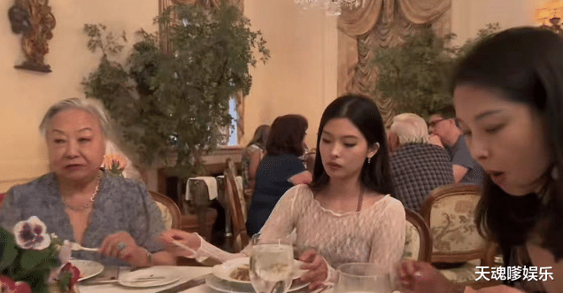 58岁知名演员定居美国,一家三代开豪华游艇出游,女儿颜值赛明星