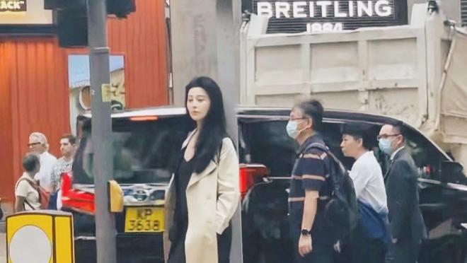 范冰冰|范冰冰香港街头闪耀登场，美貌动人态度高贵，网友猜测复出在即？
