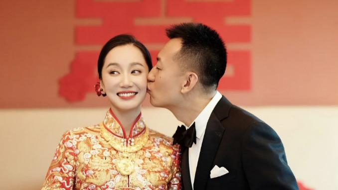 演员董晴举办婚礼，闺蜜谭松韵接到手捧花，黄晓明上台送祝福