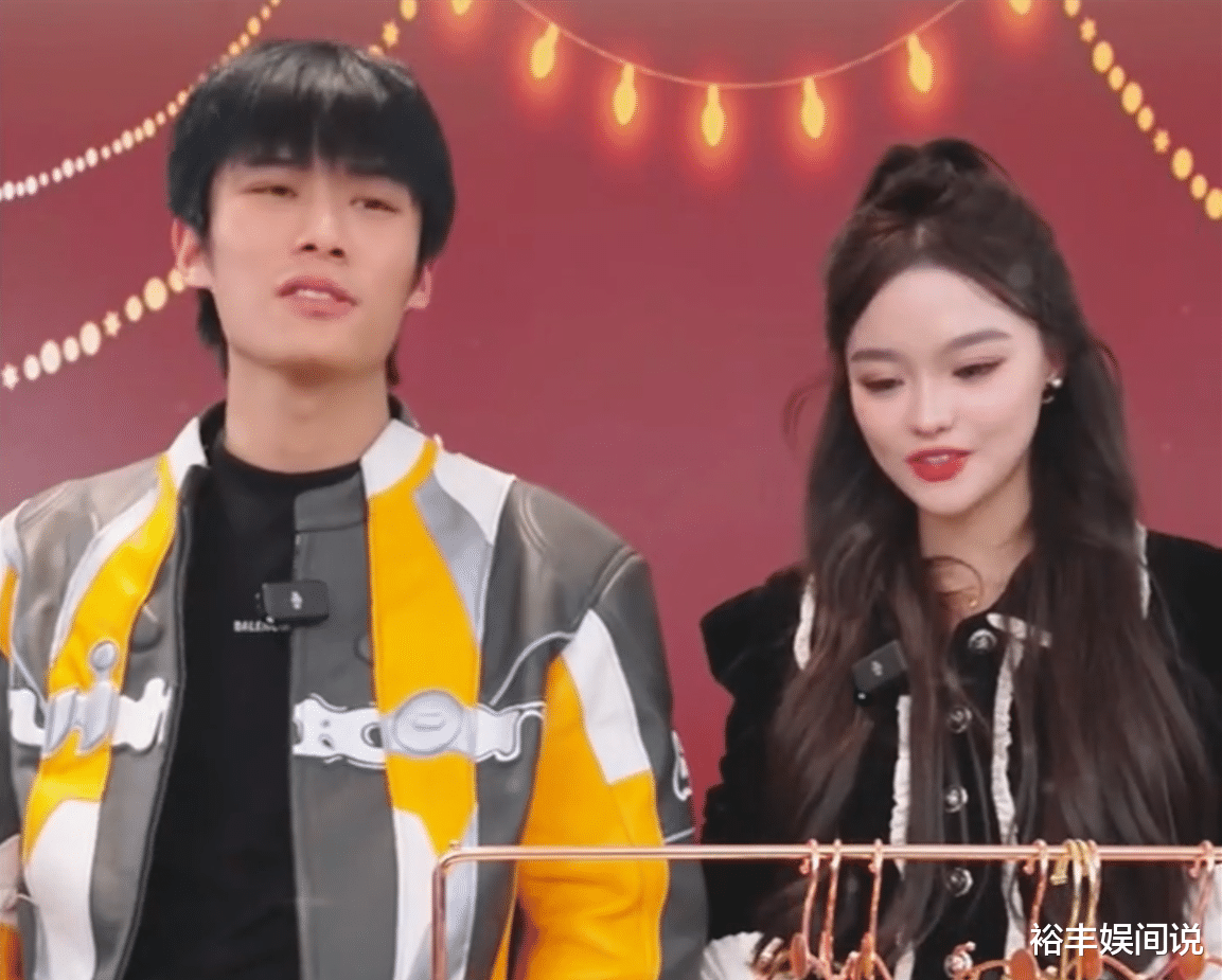 小杨哥亲自发年货惹争议！7个礼盒被嘲不值钱，穿价值5.9万的衣服