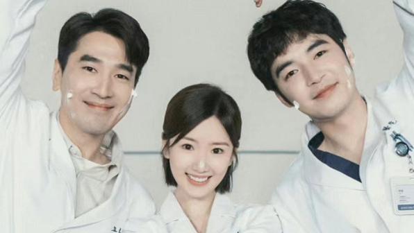 何润东、方逸伦新剧同日开播，各看4集，一个已弃剧，一个追上瘾