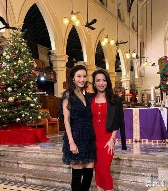 李嘉欣亮相香港教堂，高筒靴配纱裙潮如小姑娘 ，12岁儿子就高175