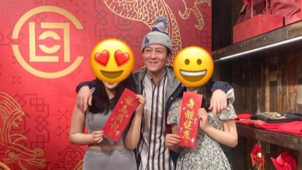 陈冠希铜锣湾潮牌店化身店长，左拥右抱风骚十足，人气依旧强劲！