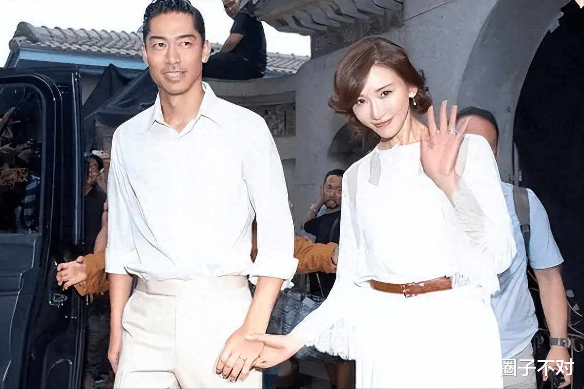 林志玲近照曝光大变样，48岁身材臃肿似大妈，4年来依旧卑躬屈膝