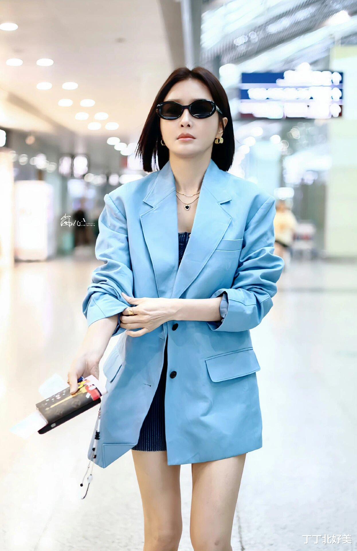 44岁秦岚带火了一种新穿法：西装+短裙+波波头，时髦显瘦又洋气