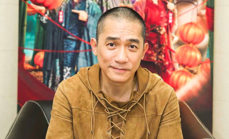 61岁梁朝伟被偶遇!鬓间都是白发,裤子引争议,身高被嘲老了缩水