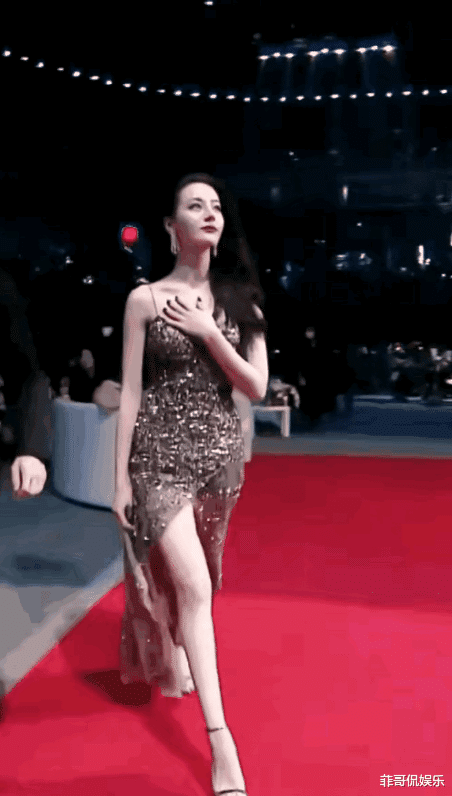 金星直播犀利点评女星穿着引发争议，迪丽热巴出面反击！网友热议不断！