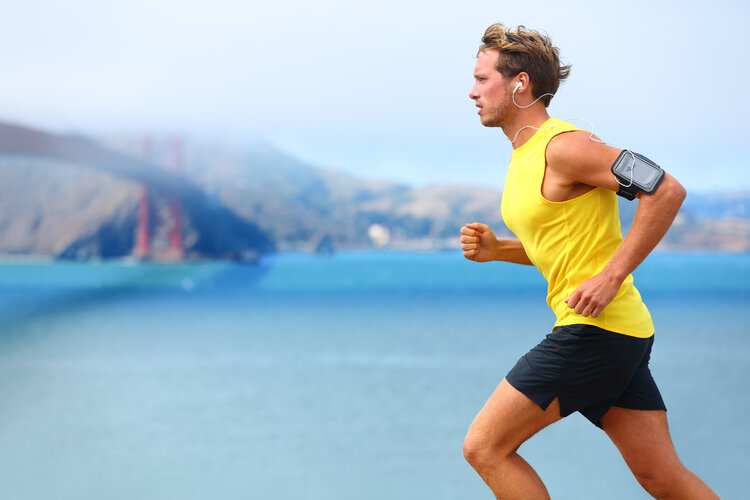 45岁男子，每天坚持夜跑5公里，一年后他的身体有什么变化？