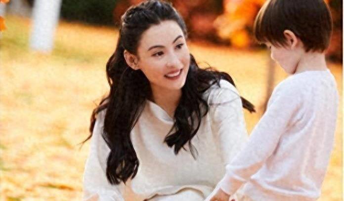 张柏芝爆出大瓜，难怪带孩子搬进了谢家，原来我们都被骗了！