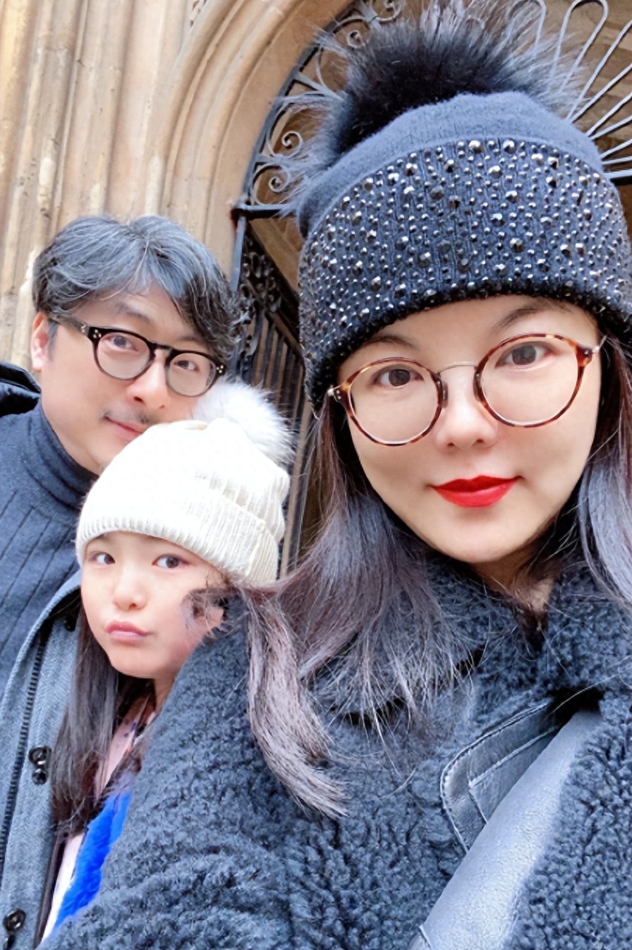 李湘首晒英国豪宅，室内富丽堂皇茶杯镶金，穿钻睡衣戴220万名表