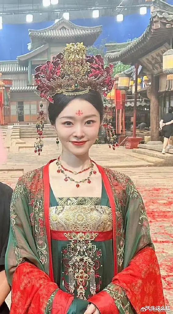 女演员纷纷“头顶违章建筑”,这么快就进入另一个极端!