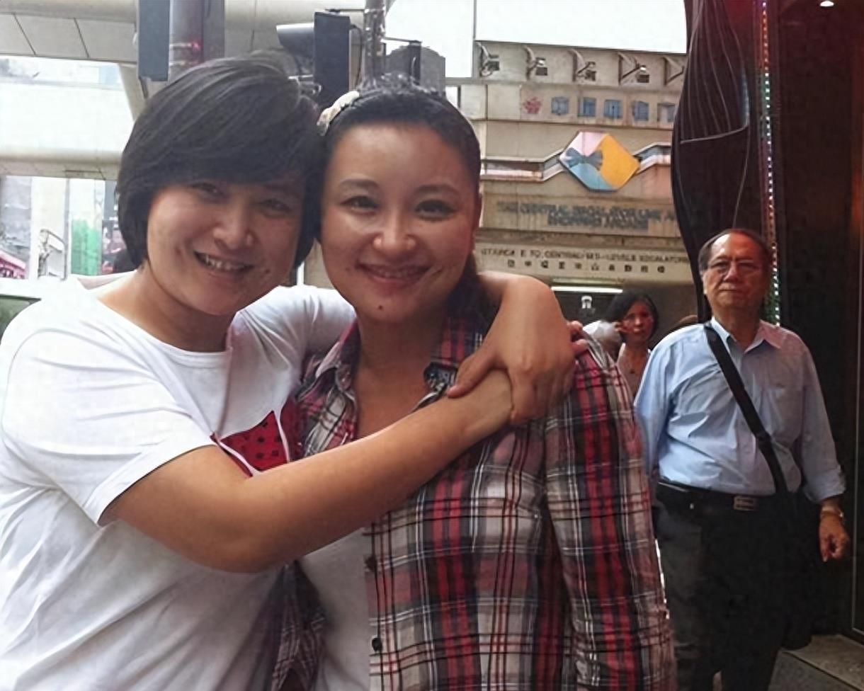 41岁的贾玲暴瘦50多斤脱胎换骨,漂亮到认不出,与张小斐故地重游