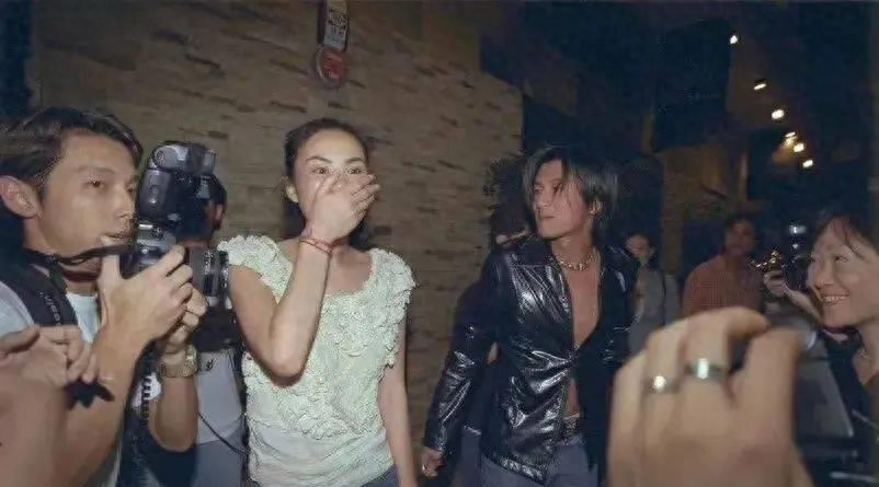 王菲谢霆锋牵手坐飞机秀恩爱! 这对情侣好事将近