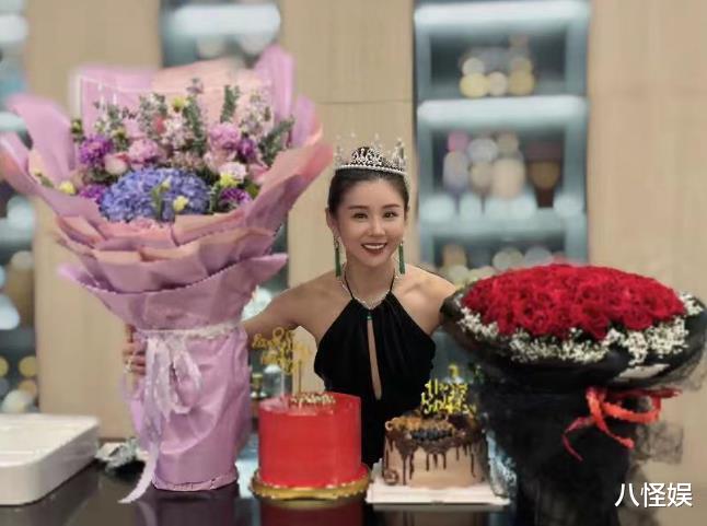 李小萌晒照庆生,天生一张冻龄脸还像小姑娘,王雷望妻眼好温柔