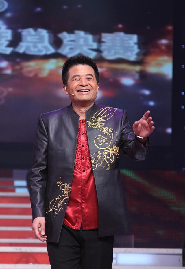 64岁毕福剑现状凄惨,陋居农村,吃力摇三轮,活该付出惨痛代价