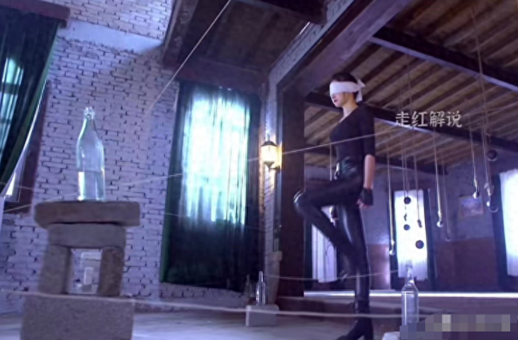 这些侮辱观众的剧情:红裙美背搞偷袭我忍了,湿旗袍打鬼子忍不了