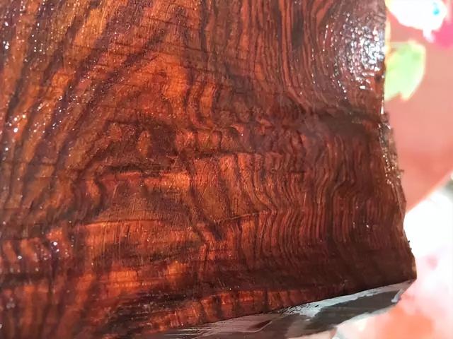 文玩|买回烤焦的“羊腿”,现场切开一看倒乐了