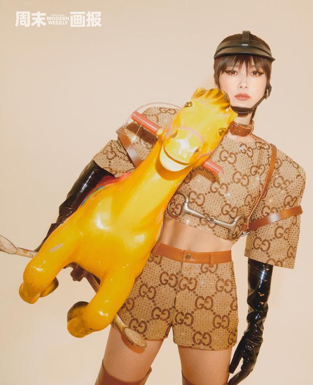 李宇春|李宇春八登《周末画报》封面,粉色花朵裙大秀美腿,演绎舞台皇后