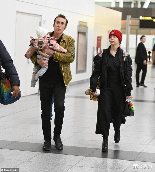 尼古拉斯·凯奇|尼古拉斯·凯奇抱混血女儿现身!满脸骄傲,小31岁日本妻产后显老