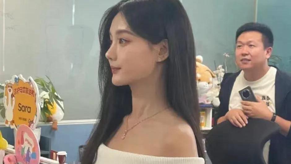 李一桐现身京东总部，白裙+黑长直温婉如初恋，个小娇瘦80斤都没有