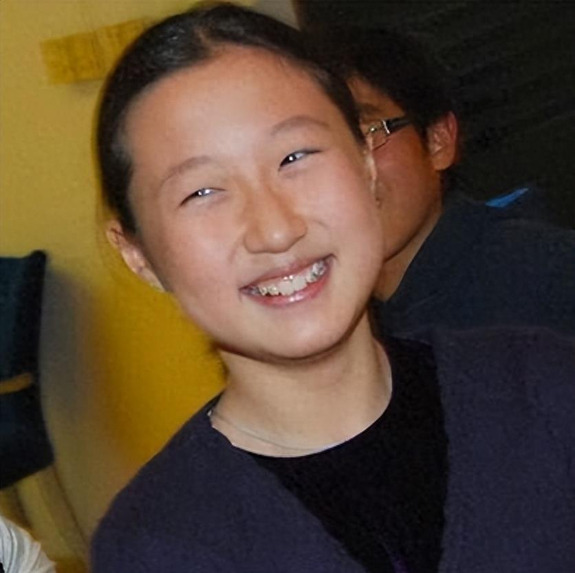 为斩草除根,成龙对乞讨为生的女儿下“毒手”,简直丧尽天良!