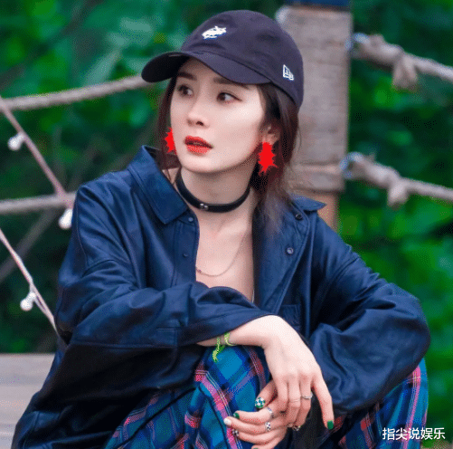 杨幂现身香港带女儿吃饭,晒美照被赞颜值高,曝刘恺威带其改户口