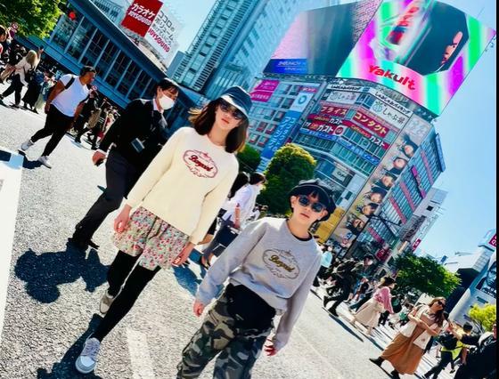 吴尊|吴尊全家到日本游玩,儿子背万元奢侈品包,林丽莹变胖疑似怀三胎