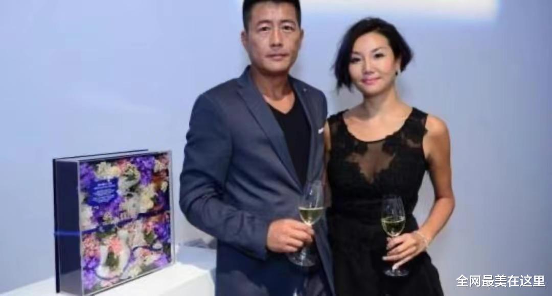 高曙光|高曙光爱惨了二婚娇妻,同框亮相牵手又搂腰,老婆穿纱裙性感妩媚