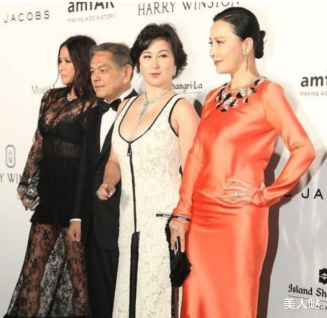 58岁刘嘉玲同框61岁何超琼,终于见识了女明星与“真豪门”的差距有多大