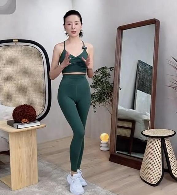 中年女星夏日近照：谢楠瘦削，卢靖姗自嘲脸塌，40岁蒋欣瘦了