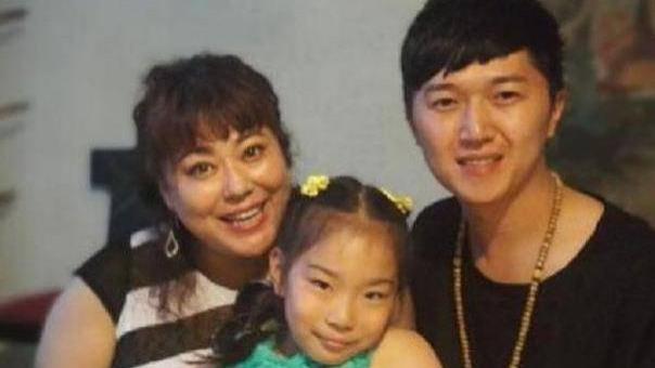 李菁菁|身缠千万诈骗风波后，演员李菁菁首次现身，与好友热聊心情大好