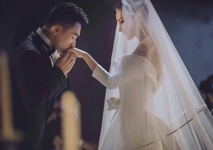 张馨予夫妇草原约会,戴30元额饰显气质,何捷“幸福肥”20斤引关注