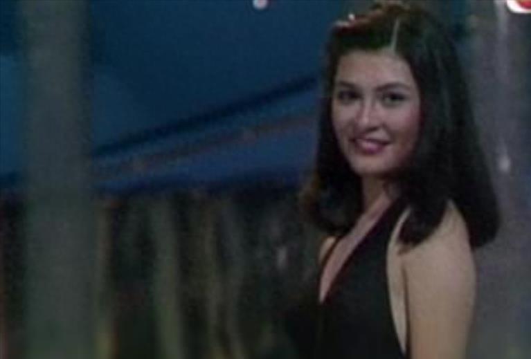 她嫁入豪门与父母反目，生2子1女后被扫地出门，丈夫新欢小她34岁