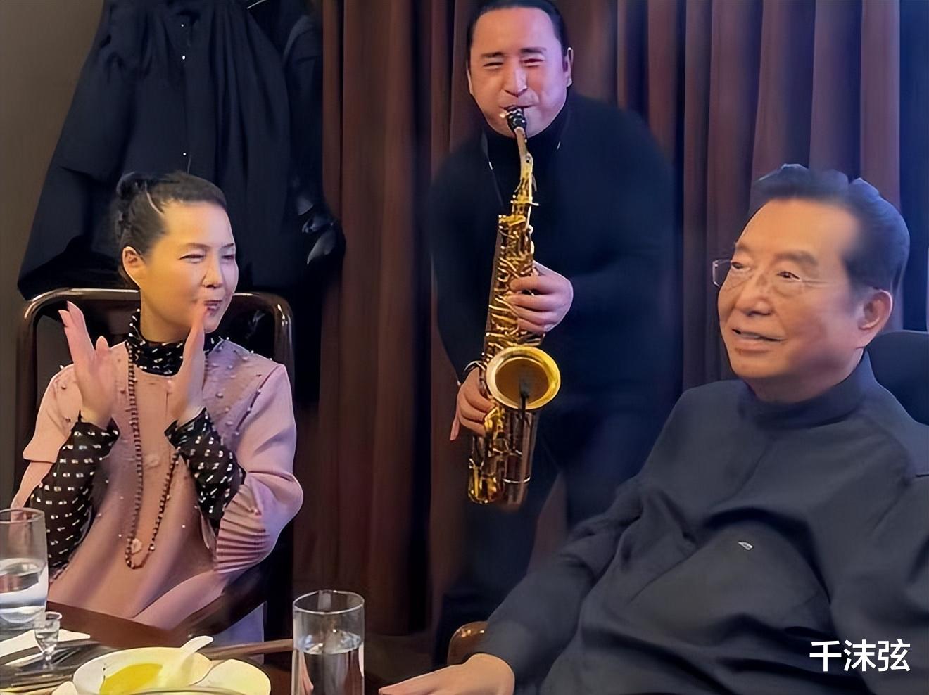 84岁李双江旅游被偶遇,儿子出狱后神采奕奕,李天一疑似陪同