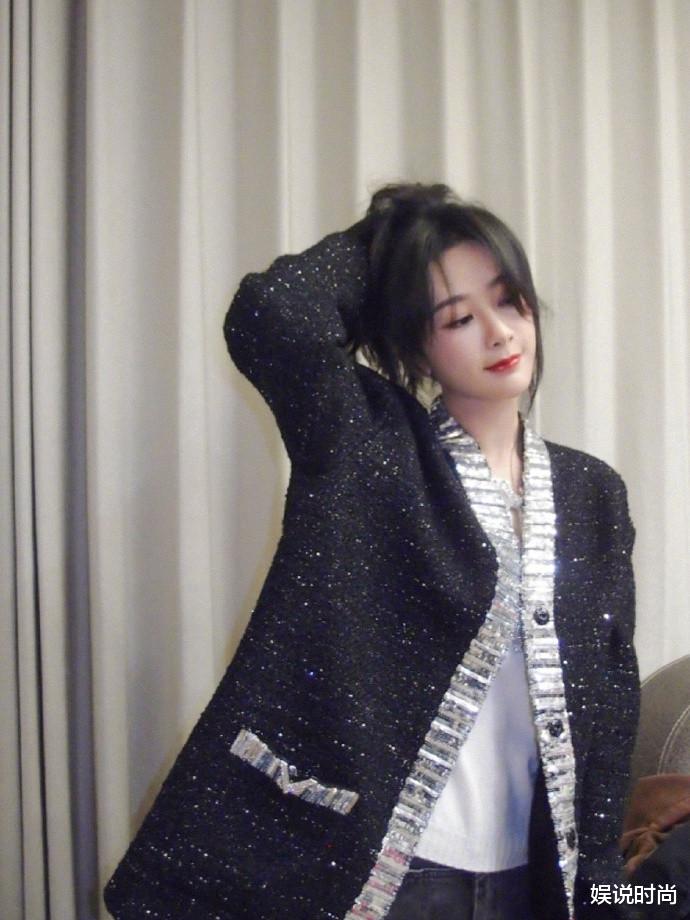 杨紫新造型受质疑！赫本风穿搭经典、精致又优雅