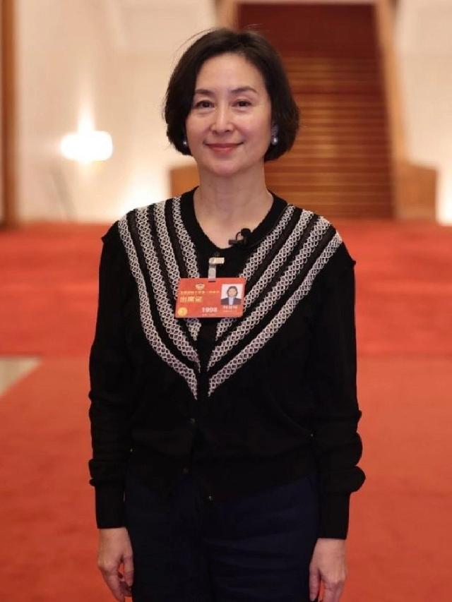水果 看了60岁何超琼的打扮，我发现：发不过肩膀、裙不配丝袜，更洋气