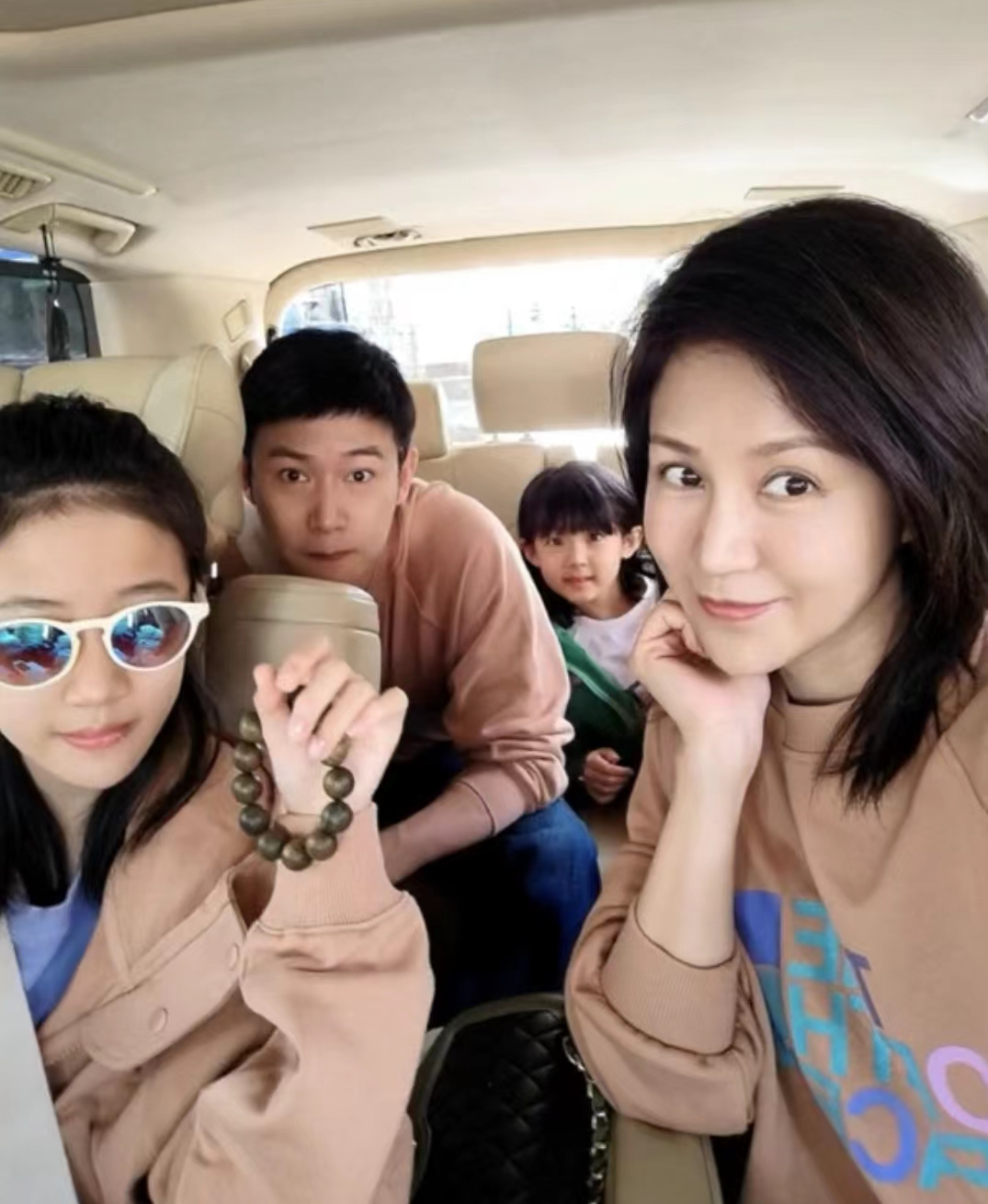 陆毅|陆毅一家游动物园,住3000一晚虎景酒店,贝儿近一米八颜值惊艳