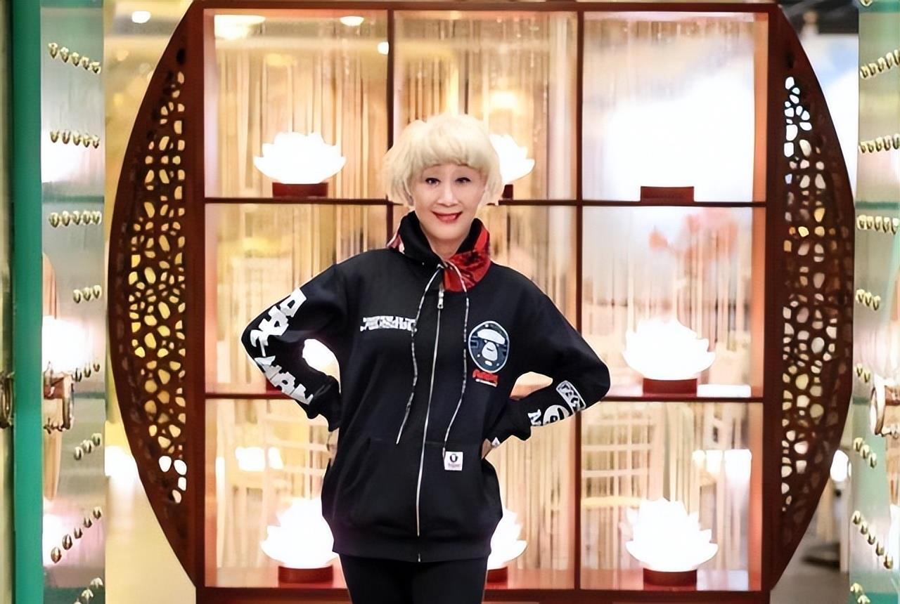 她是香港老牌女星，选美出身，自曝身家9位数，儿女都是学霸医生！